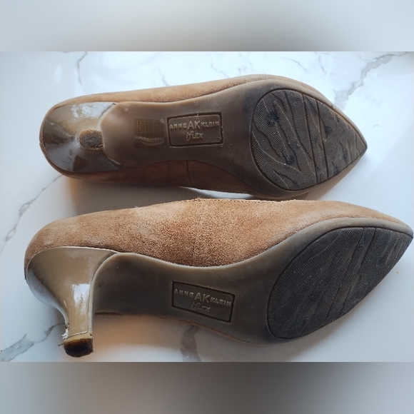 Anne Klein iflex Size 5.5 tan heels - Picture 3 of 5